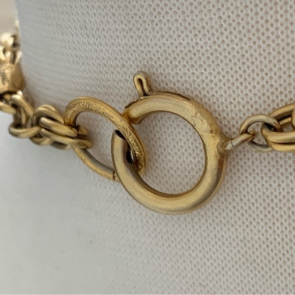 Chanel vintage gold Medallion with dual faced pendant featuring hexagon accents - Picture 8 of 9